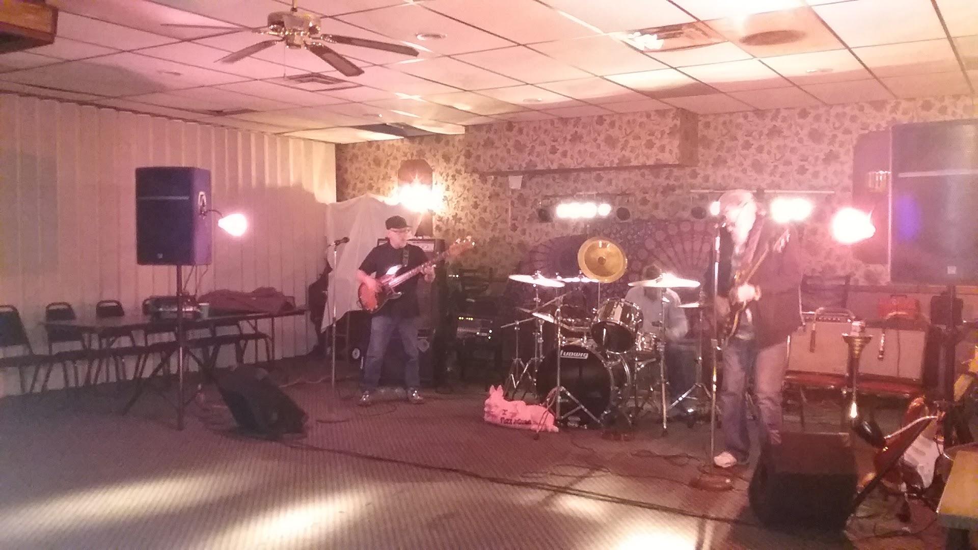DJ's Pizza & Lounge